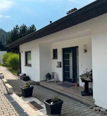 Großzügige Eigentumswohnung mit Hauscharakter, Garten, 2 Garagen und flexibler Wohnaufteilung