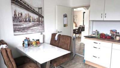 Großzügige und helle Wohnung mit 4 Zimmern, Balkon, Garten, Garage/ Werkstatt und Stellplatz