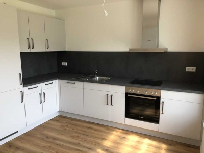Neuwertige und moderne 3 Zimmer Etagen-Wohnung mit EBK, Balkon und Außenstellplatz zu vermieten!