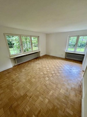 Geschmackvolle, 5-Zimmer-Erdgeschosswohnung mit Garten und Terrasse in Zweifamilienhaus
