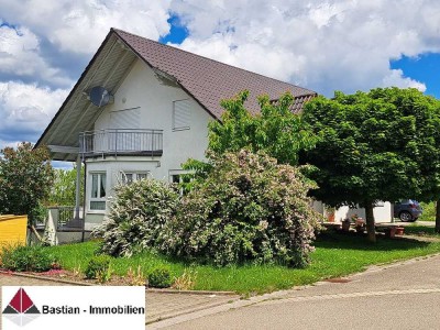 Repräsentatives 2FH mit ELW, separaten Büroraum, „Rundbalkon“ Doppelgarage, Garten in 72348 Isingen