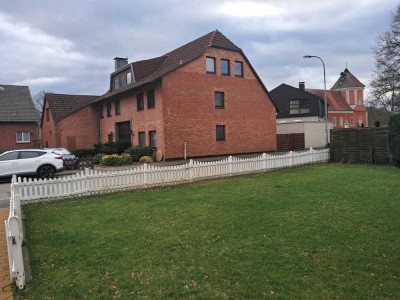 Freundliche 4-Zimmer-Wohnung in Schloß Ricklingen mit Balkon und Garage