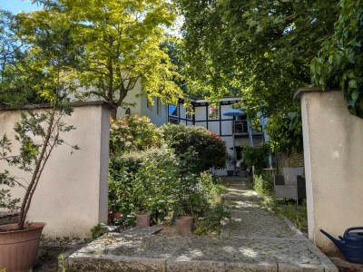 Grüne Oase in der Stadt: Loft-Wohnung mit luxuriöser Innenausstattung mit Garten