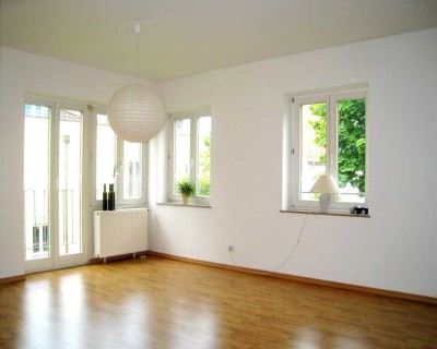 Attraktive 2-Zim.-Erdgeschoss-Wohnung mit EBK, Laminat & 2 Terrassen... STADTVILLA IN FRZ. BUCHHOLZ!