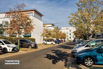 Mehrfamilienhaus mit Garagengebäude in guter Wohnlage