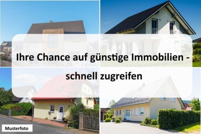 Vierfamilienhaus und 2 Garagen