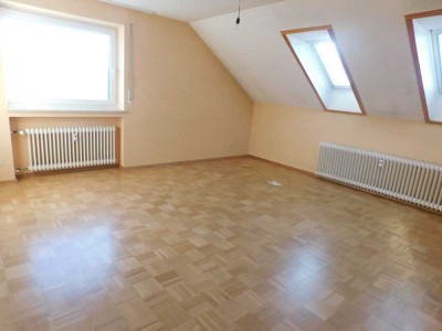 Helle Dachgeschoßwohnung mit Balkon