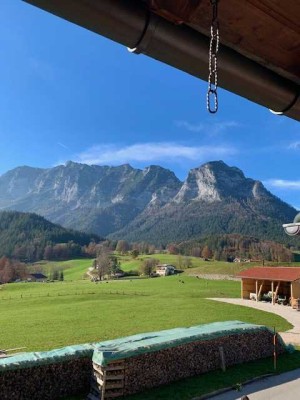 Sonnige Doppelhaus-Hälfte vor imposantem Bergpanorama