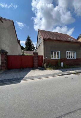 Attraktives Sanierungsobjekt: Charmantes Einfamilienhaus mit Garage, Nebengelass & großem Grundstück