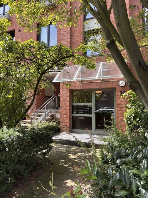 Frisch renovierte 2-Zi-Whg mit EBK, Sonnenbalkon und TG