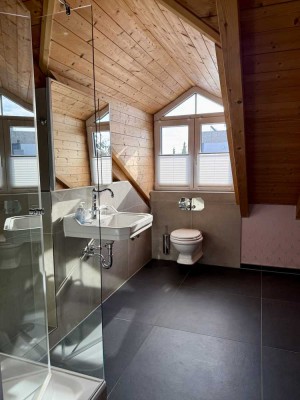 Gepflegte 2- Zimmer Dachgeschoss Wohnung mit zwei Balkonen