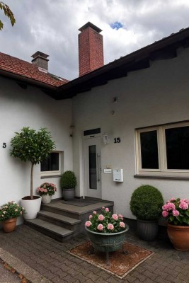 Geräumiges Haus mit ELW, Garage und 3 Stellplätzen - ruhige Waldlage