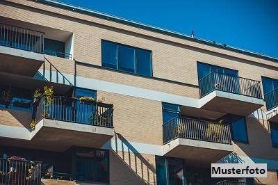 Raum für Ideen – 2-Familienhaus mit Halle und Garagen im Ausbauzustand