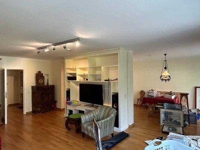 Helle 2,5-Zimmer Wohnung zwei Balkonen und Schwimmbad in München-Solln