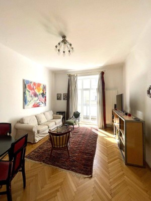 helle Altbauwohnung mit Terrasse!