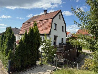 Frei stehendes Einfamilienhaus mit Charme - Einziehen und Wohlfühlen!