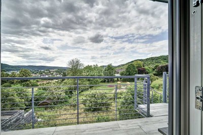 Modernisiertes Wohnhaus in bevorzugter Wohnlage mit herrlichem Grundstück in Aussichtslage