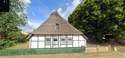 Reet gedecktes Bauernhaus mit Ausbaureserve unterm Dach im Krs. Herzogtum Lauenburg