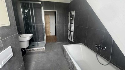 Lichtdurchflutete Dachgeschosswohnung mit Tageslichtbad