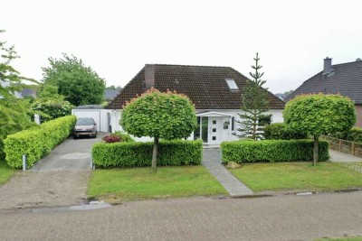 Einfamilienhaus mit großem Garten und Garage in ruhiger Lage