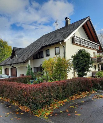 Großzügiges Mehrfamilienhaus mit vielfältigen Nutzungsmöglichkeiten in toller Wohnlage