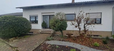 Freistehendes Einfamilienhaus mit Garage und Garten in ruhiger Lage