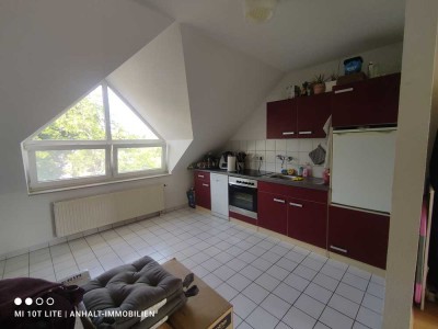 Sonnige, schöne 2,5 Zi. Terrassen-Wohnung mit separater Wohnküche, Dachboden, Allg. Stellplätze