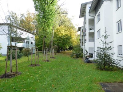 TERRASSENNEST MIT STELLPLATZ IM GRÜNEN !