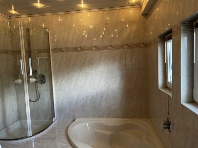 Wohnen & Wohlfühlen: Helle 3-Zimmer-EG-Wohnung mit Garten, Wellnessbad & Fußbodenheizung – ruhige La