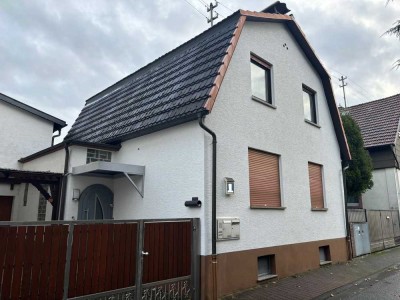 Charmantes Einfamilienhaus mit Einliegerwohnung in FFM – Harheim mit großem Garten