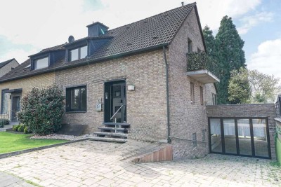 *Sehr geräumige Doppelhaushälfte mit großem Garten & Außenbereich in Düsseldorf-Wersten*