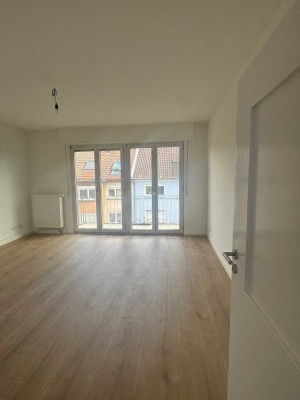 Neckarblick! Liebevoll sanierte Etagenwohnung mit tollem Neckarblick und zwei Balkonen!