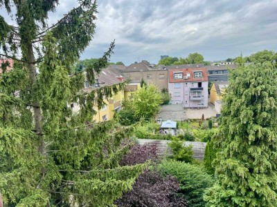 Mit tollem Ausblick: Renovierte moderne & helle Dachgeschosswohnung in gepflegtem Haus