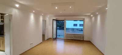 Renovierte 2-Zimmer-Wohnung mit Balkon und Stellplatz (provisionsFREI)