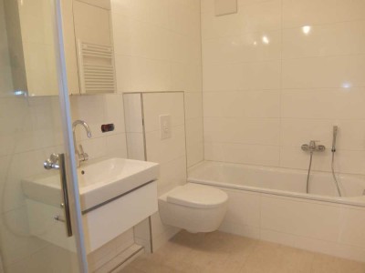 ZUM EINZUG BEREIT! Ausgefallene, helle, sanierte 3,5 Zimmer Wohnung mit Südbalkon