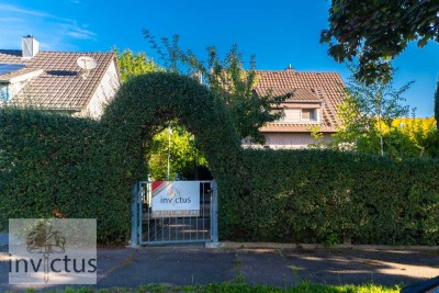 Ein Haus, das mehr kann: Wohnen, Arbeiten & Wohlfühlen – mit Garten, Innenhof und Parkmöglichkeiten.