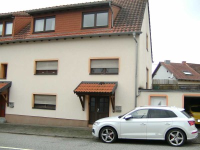 Schöne DHH mit Terrasse, großer Garage und Lagerfläche in Baltersweiler