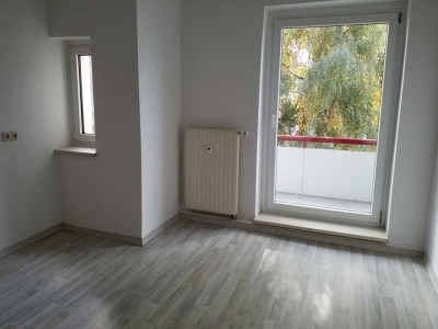 Große 3- Raum Wohnung mit Balkon