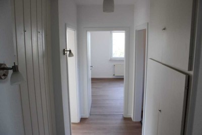 Frisch renovierte 3-Zimmer-Wohnung mit „Eigenheim-Feeling“ mit Garten u. Garage in Rheda-Wiedenbrück