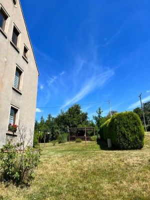 Helle 2-Raum-Dachgeschoss-Wohnung (gern auch mit neuer Einbauküche) in Berthelsdorf zu mieten!