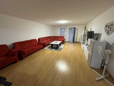 großzügige 3.5 Zimmer Wohnung mit riesigen Salon und Balkon