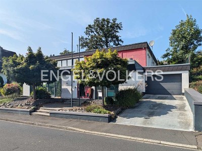 Modernisiertes Wohngebäude mit Büroeinheit und schöner Gartenanlage