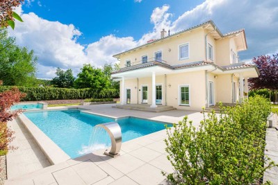 Mediterrane Stadtvilla mit Außenpool für gehobene Wohnansprüche