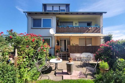 Gepflegtes Zweifamilienhaus auf großem Grundstück in ruhiger Lage!