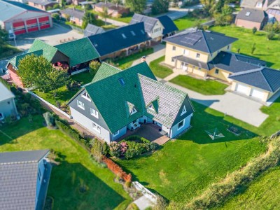 Vielseitiges Zuhause: Einfamilienhaus mit integrierter Gewerbemöglichkeit