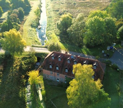 Historische, sanierte Wassermühle am Ufer der Ostpeene mit Ferienwohnungen & Restaurant