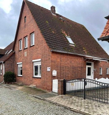 Zweifamilienhaus mit Ausbaureserve und  Scheune.