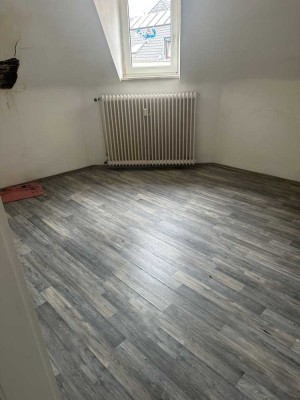 Provisionsfrei! 2,5  ZW im DG Singlewohnung nähe Centro/ komplett Renoviert