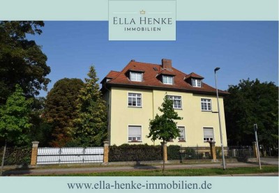 Stilvolles Mehrfamilienhaus mit 5 Wohnungen auf großem Grundstück.