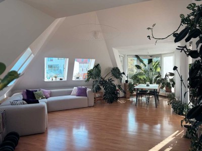 Bright furnished penthouse with large terrace and high ceilings